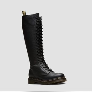 Dr Martens 1B60 Virginia 20 eye lace up boots